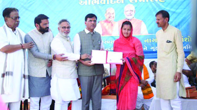 Mandaviya hands over citizenship certificates to 7 Pak refugees