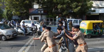 NRC, CAA violence: Cong, BJP pass the buck; Govt empowers cops to suspend telecom service