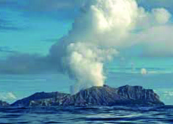 Volcanic eruption: Troops land in White Island to retrieve bodies