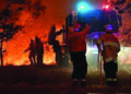 Thousands of tourists flee Australia bushfires