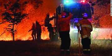 Thousands of tourists flee Australia bushfires