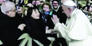 Pope apologises for slapping arm of pilgrim who tugged him  