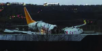 A passenger plane skidded off the runway and broke into pieces in Turkey; 52 injured