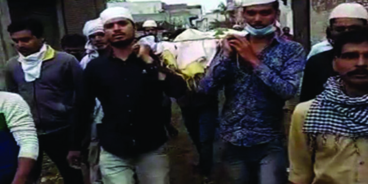 Communal Amity: Muslim Youths Help Perform the Last Rites of Their Hindu Neighbour