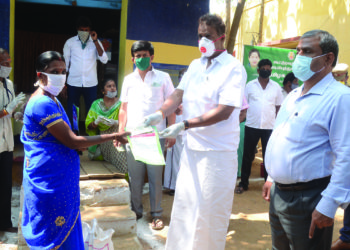 People flock PDS outlets in TN to get free ration, cash assistance