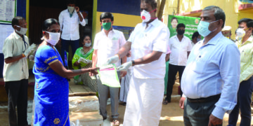 People flock PDS outlets in TN to get free ration, cash assistance