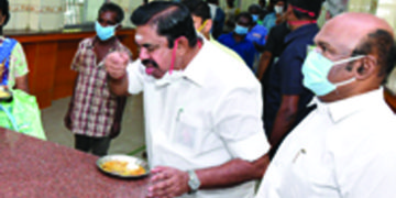 CM eats hot idlis at ‘Amma Canteen’, says ready to serve meal to multitude