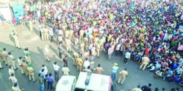 Migrant labourers gather in Bandra in Mumbai, demand transport facility to their hometowns; police disperses with force
