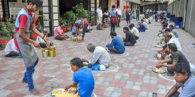 150 migrant labourers leave for Odisha from Surat by 3 private luxury buses