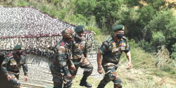 Western Army Commander visits Indo-Pak border, reviews operational preparedness of the Rising Star Corps
