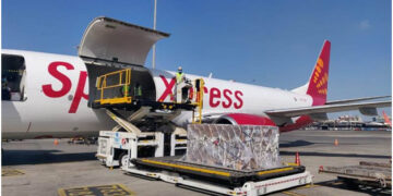 SpiceJet carries 4 kg diamonds and other valuables from Mumbai to Surat today
