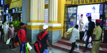 Narayanasamy sees off guest workers going home by special train