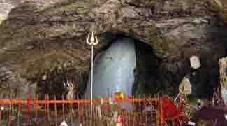 Defence Minister Rajnath Singh offers prayers at holy cave of Amarnath