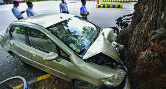 Car hits roadside tree near Tindivanam, five of a family and the driver dies