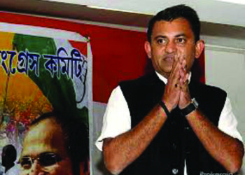 Police detain Leader of Opposition Paresh Dhanani for holding sit-in protest demanding COVID-19 lab in Amreli