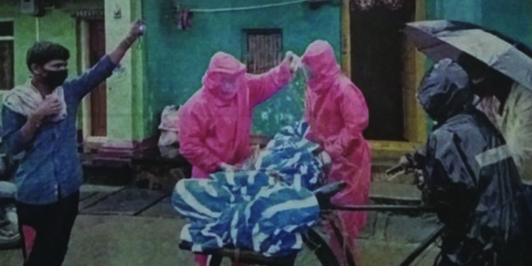 Social stigma over COVID forces family transports body on bicycle