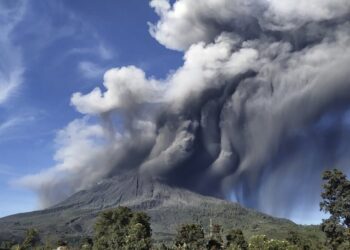 Indonesia’s Sinabung volcano spews new burst of hot ash