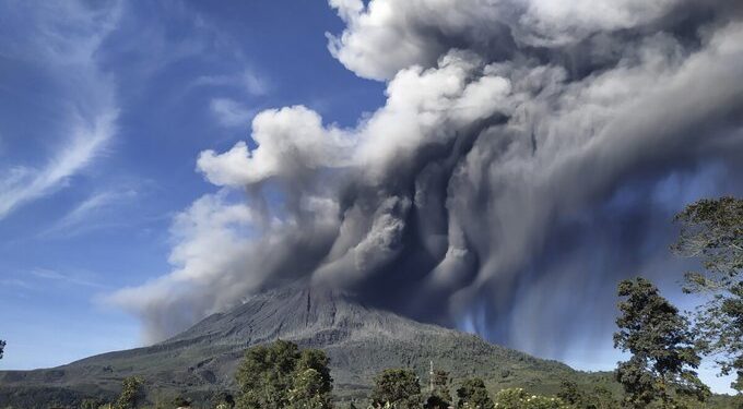 Indonesia’s Sinabung volcano spews new burst of hot ash