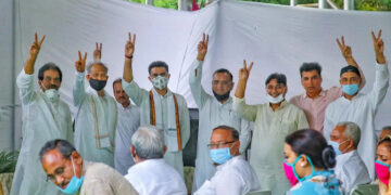 Gehlot, Pilot shake hands; all set for confidence vote