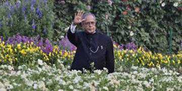 Wearing masks people queue up maintaining 6-ft distance to pay tribute to Pranab Mukherjee