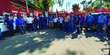 Railway employees protest delay in payment of bonus