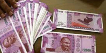 UP govt hands over Rs 5 lakh cheque to wife of deceased journalist