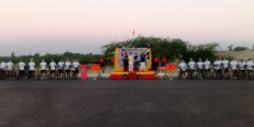 Swarnim Vijay Varsh 1971 Cyclothon: Honorary Captain Heer Singh Bhati (Retired) flags off fourth leg