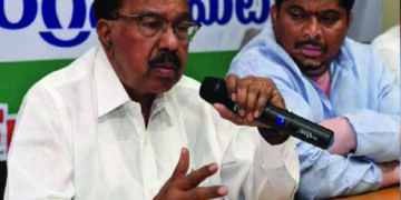 Rajinikanth will not click in Dravidian politics, says Veerappa Moily