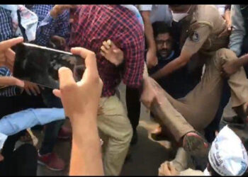 Farmer leaders observe hunger stir; Hazare warns Centre of resuming fast; Kejriwal claims new laws will lead to inflation