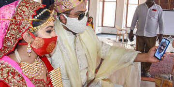 FIR against folk singer, 13 others for flouting COVID-19 rules at wedding in Mehsana