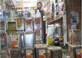 Ramol police raid five shops in Vastral, seize 190 counterfeit Fortune Sunflower Oil tins