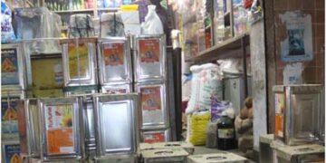 Ramol police raid five shops in Vastral, seize 190 counterfeit Fortune Sunflower Oil tins