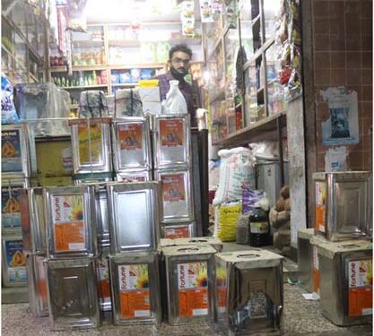 Ramol police raid five shops in Vastral, seize 190 counterfeit Fortune Sunflower Oil tins