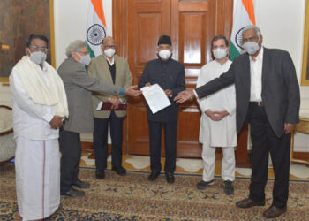 Opposition delegation meets President, seeks repeal of farm laws