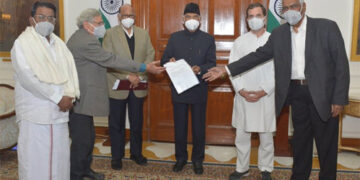 Opposition delegation meets President, seeks repeal of farm laws