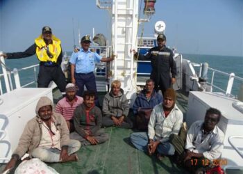 Coast Guard rescues seven crew of IFB Dariya Khedu off Okha in Gujarat