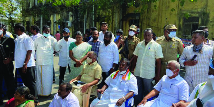 Narayanasamy, Colleagues Stage Stir Against ‘Denial’ of Permission to Meet Agitating Minister
