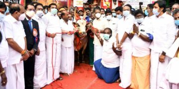 Alanganallur jallikattu: Valiant tamer and owner of bull at its best in dodging get car