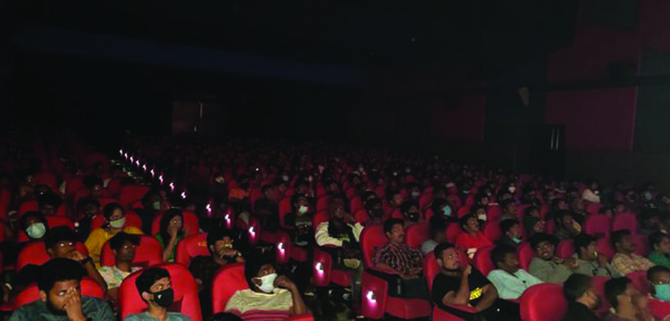 Thalapathy Vijay’s “Master” screening: Police book case against theatre for COVID-19 violation