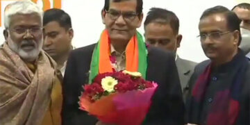 After taking VRS, Gujarat cadre IAS officer to join BJP in UP