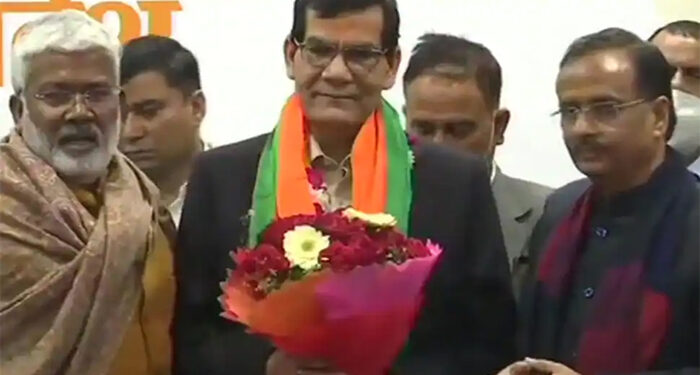 After taking VRS, Gujarat cadre IAS officer to join BJP in UP