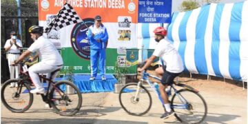 Air Marshal SK Ghotia, AOC-in-Chief of South Western Air Command flags-in Swarnim Vijay cycle rally