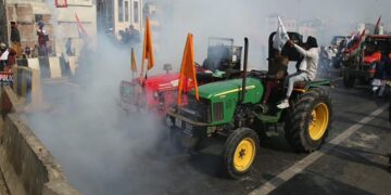 Groups of farmers at Singhu, Tikri border points enter Delhi breaking police barricade