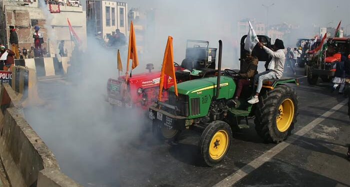 Groups of farmers at Singhu, Tikri border points enter Delhi breaking police barricade