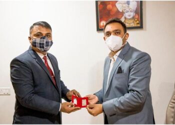 Shree Parshwa Jewellery House honours 60 corona warriors with silver mementos