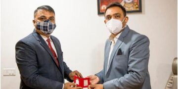 Shree Parshwa Jewellery House honours 60 corona warriors with silver mementos
