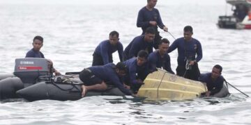 Indonesian divers find parts of plane wreckage in Java Sea