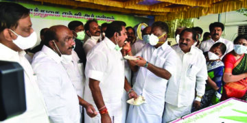 AIADMK puts up show of unity on Jaya anniversary over Sasikala factor casting a shadow
