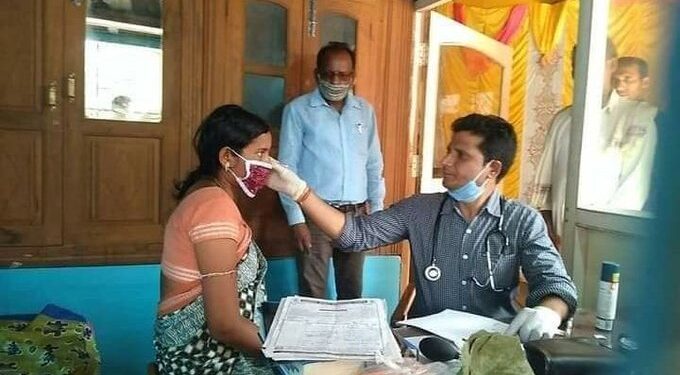 Odisha doctor does a Superstar ‘Sivaji’, opens ‘One Rupee’ clinic for poor people