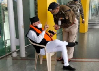 PM’s brother Prahlad Modi stages dharna at Lucknow airport